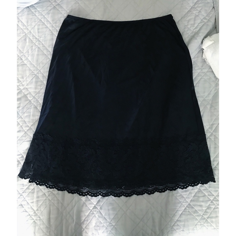🔥LAST CHANCE: Vanity Fair Lace Hem Half Slip